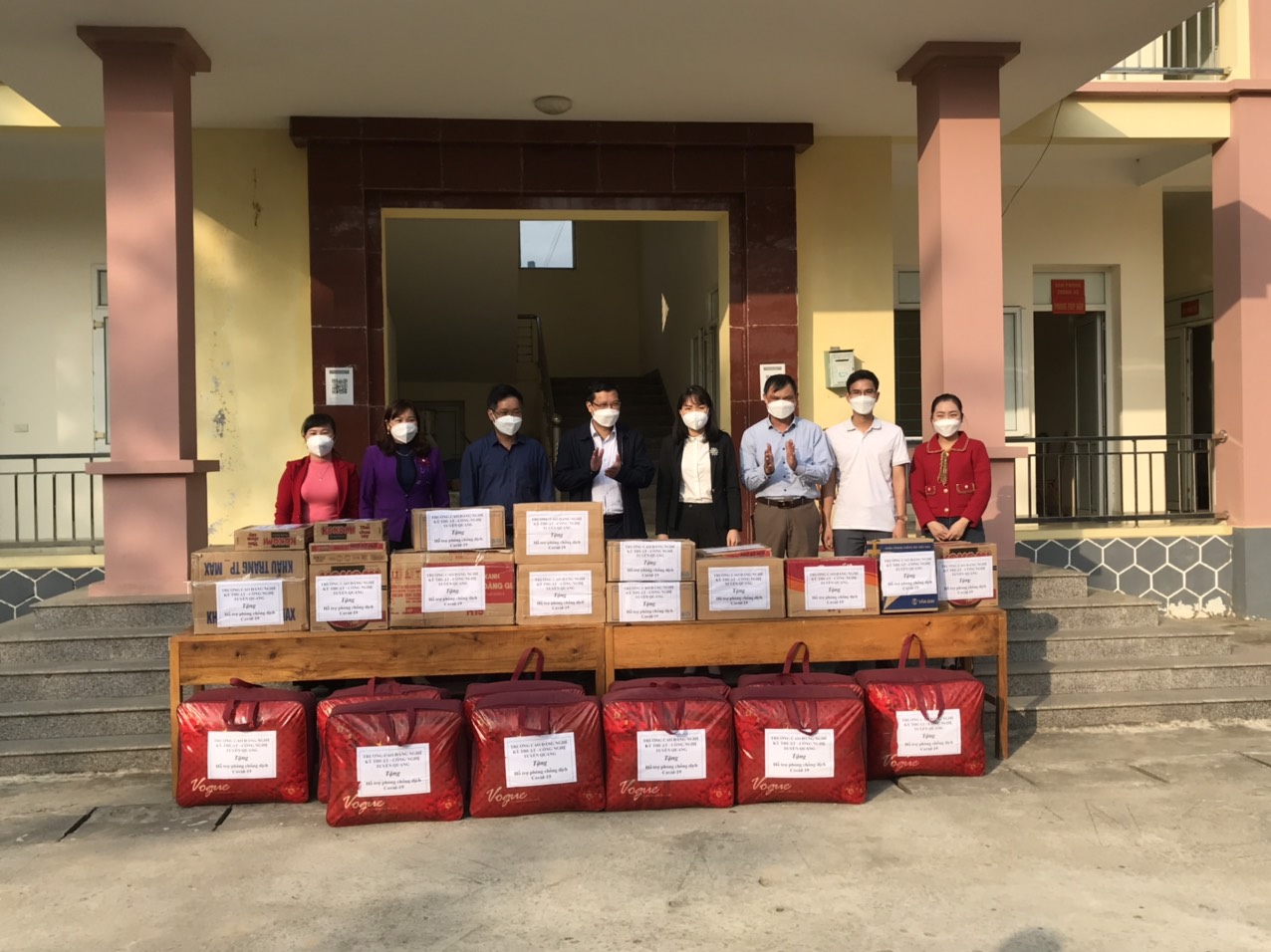 Thanh tra tỉnh Tuyên Quang tặng quà hỗ trợ nhân dân phòng chống dịch bệnh COVID-19 tại xã Tân Mỹ, xã Xuân Quang, huyện Chiêm Hóa
