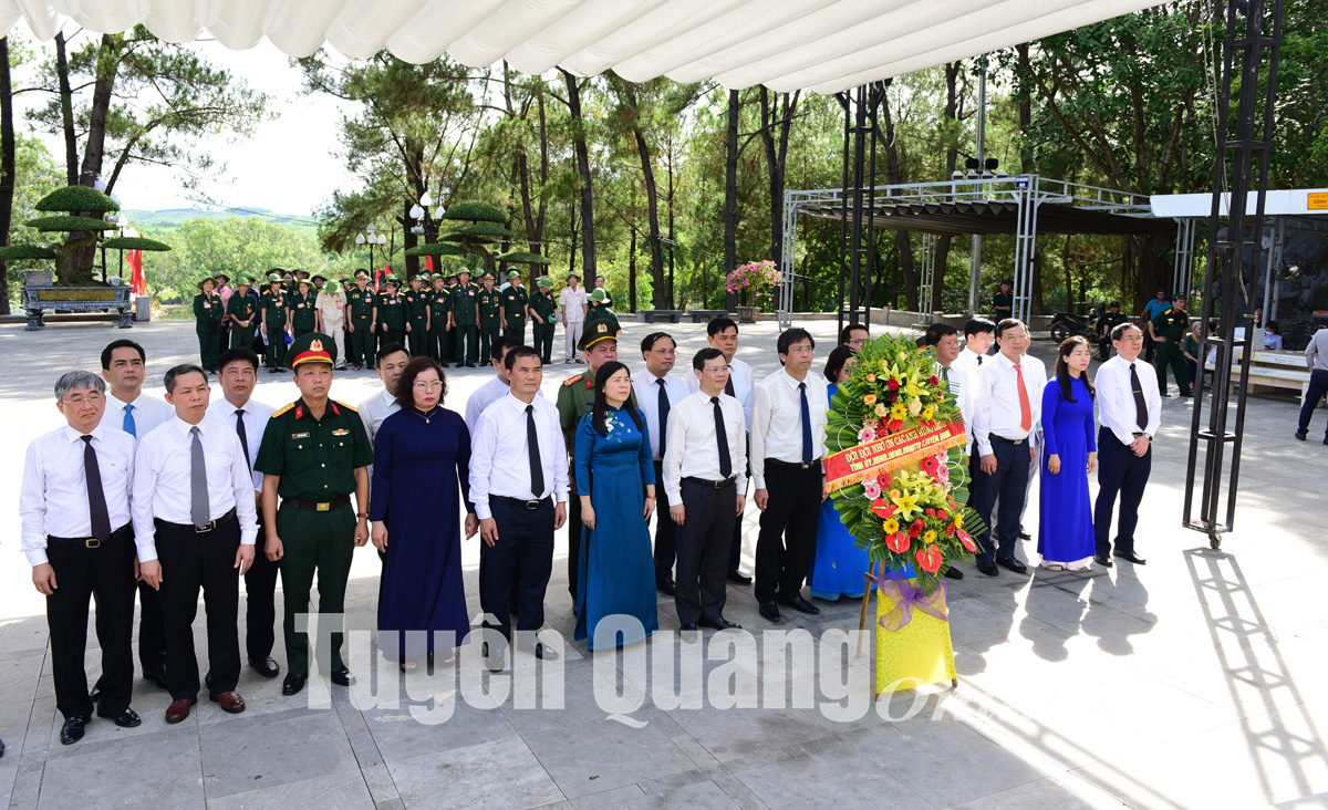 Đoàn đại biểu tỉnh Tuyên Quang viếng Nghĩa trang Liệt sỹ tại Quảng Trị