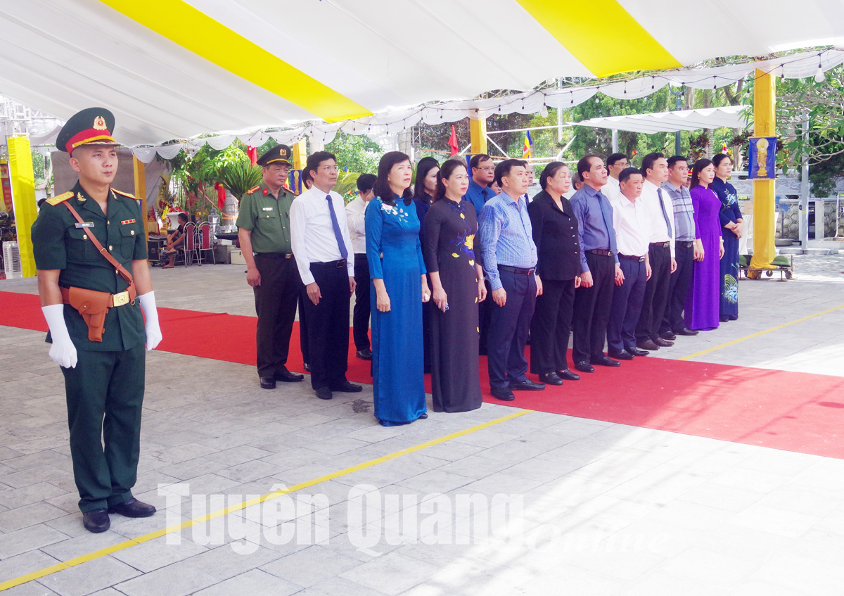 Đoàn đại biểu tỉnh Tuyên Quang dâng hương tưởng niệm các Anh hùng liệt sĩ tại Nghĩa trang Liệt sĩ quốc gia Vị Xuyên