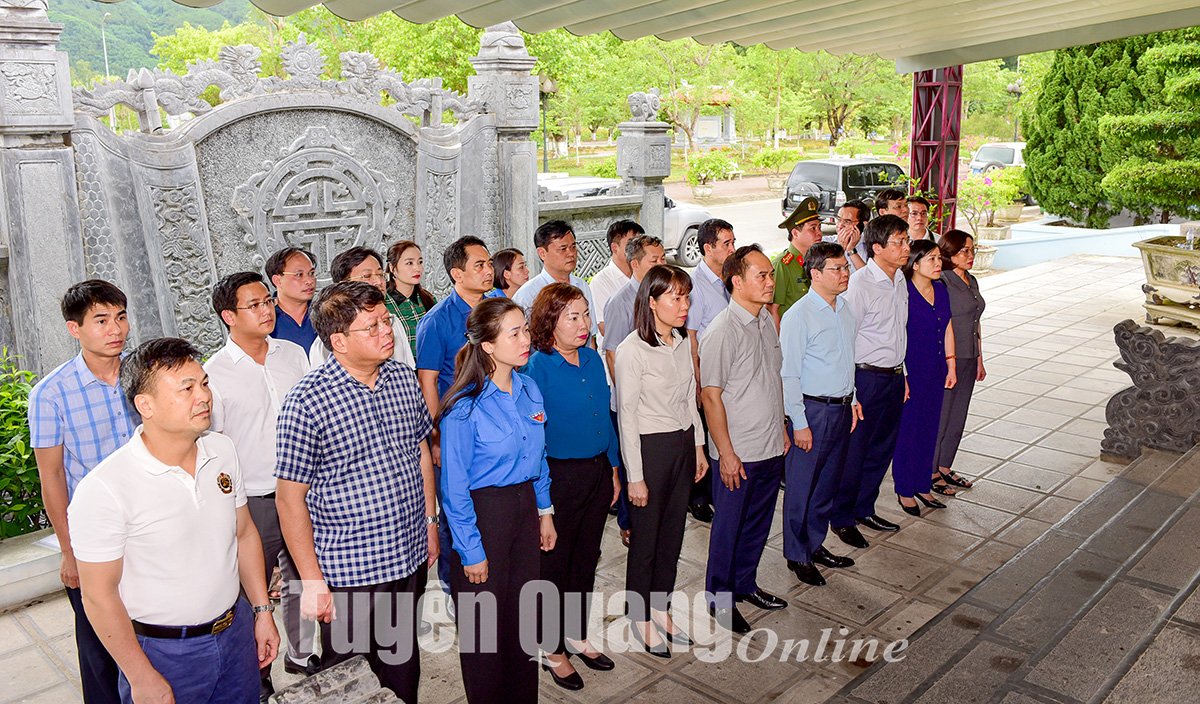 Đoàn đại biểu tỉnh Tuyên Quang dâng hương Khu Di tích lịch sử Quốc gia Truông Bồn và Khu di tích lịch sử cấp quốc gia đặc biệt Ngã ba Đồng Lộc