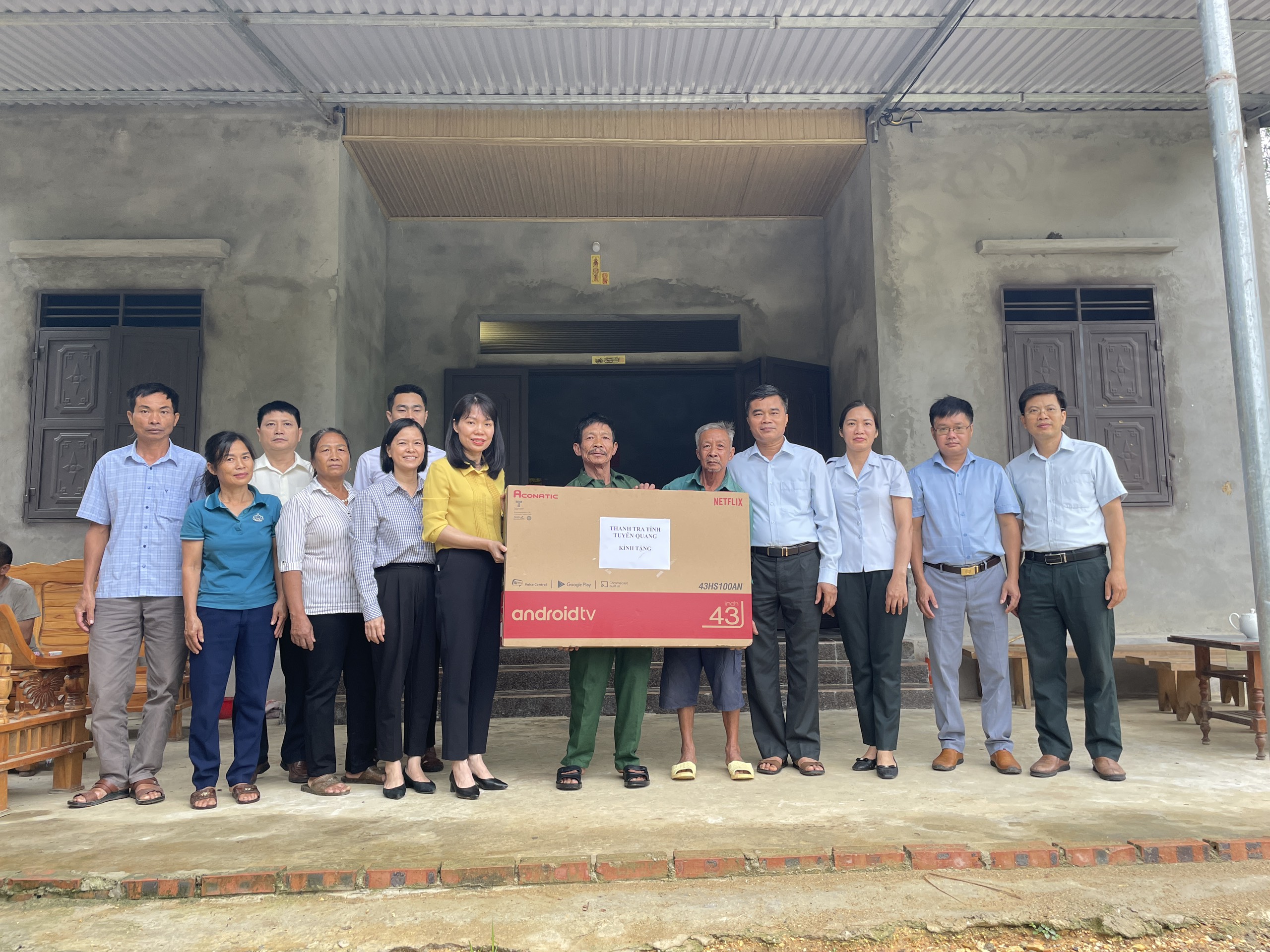 Thanh tra tỉnh tặng quà cho gia đình ông Vũ Văn Thân (hộ nghèo) tại thôn Trung Sơn, xã Tân Mỹ, huyện Chiêm Hoá