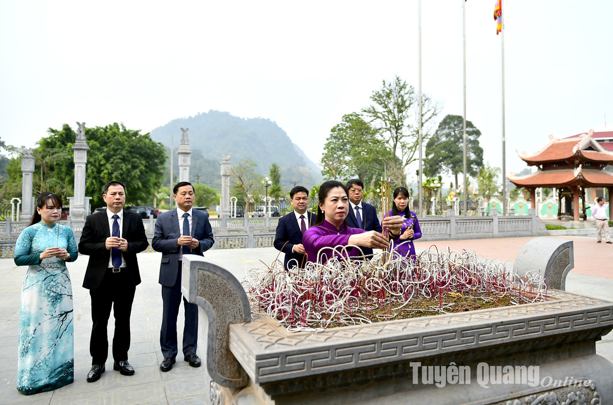 Thường trực Tỉnh ủy dâng hương kỷ niệm 120 năm ngày sinh đồng chí Nguyễn Lương Bằng