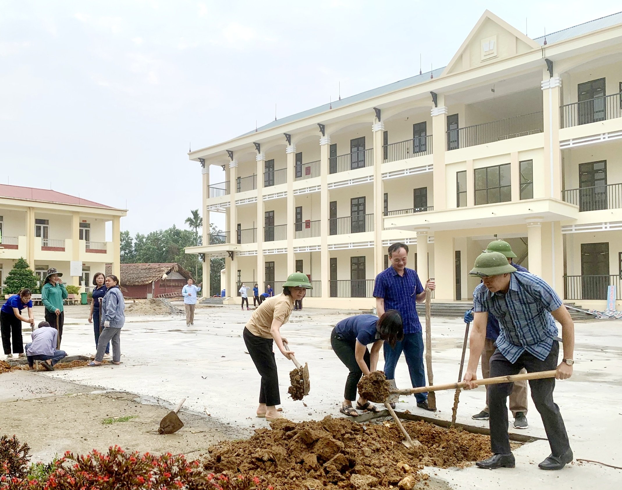 Cơ quan, Công đoàn cơ sở Thanh tra tỉnh tham gia lao động tại Trường Tiểu học Hùng Mỹ, huyện Chiêm Hóa